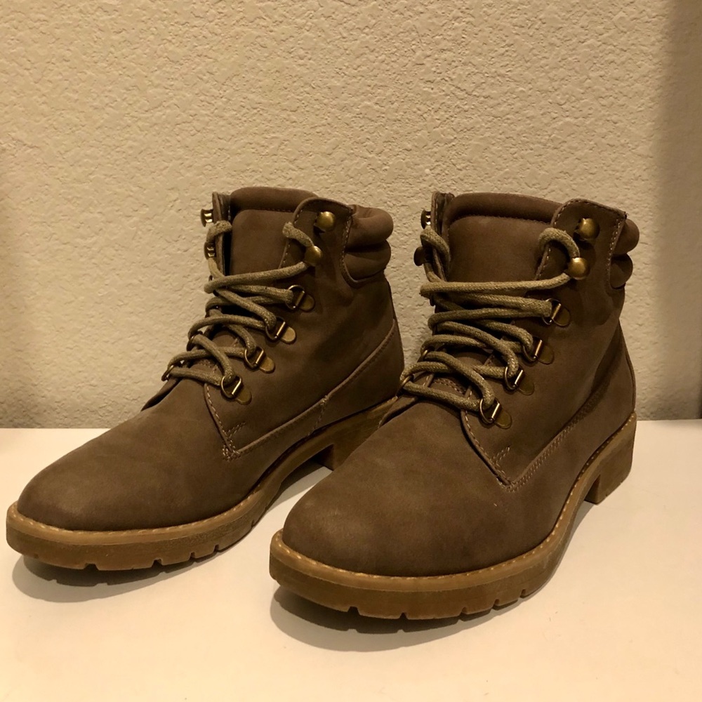 Cute boots for all weather types! Worn once - Picture 2 of 4